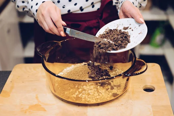 Empleado de café agregando trozos de chocolate al bowl —  Fotos de Stock