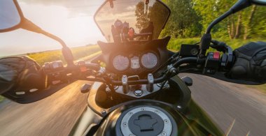 Onun motosiklet sürüş asfalt ülke yolda adam