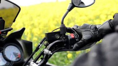 Adam motorsikletiyle ülke yolda başlamak üzere.