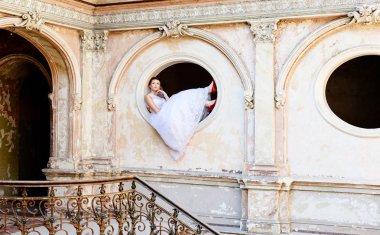 Güzel genç gelin penceresinde poz.