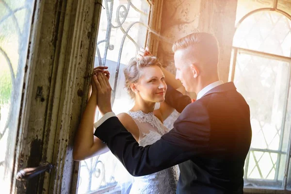 Fiatal menyasszony és a vőlegény, csók — Stock Fotó