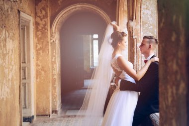 Sarılma genç güzel yeni evliler