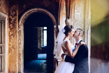 Sarılma genç güzel yeni evliler