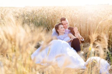 Yeni evli tane alana poz.