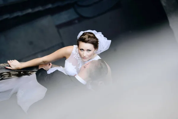 Young newlyweds on old balcony — Stock Photo, Image