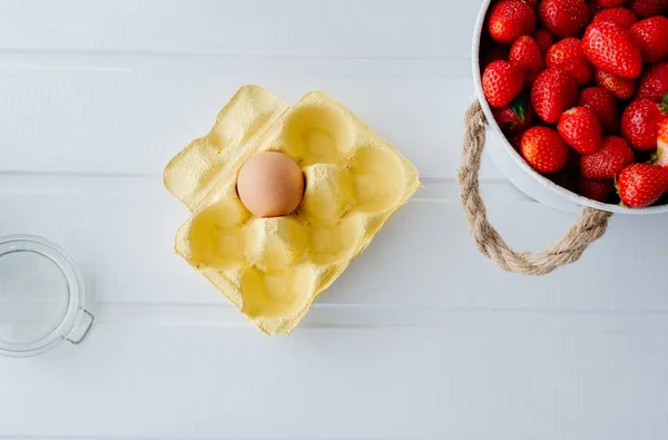 Morangos e ovo — Fotografia de Stock