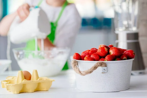 Kek malzemeler mutfakta beyaz masada — Stok fotoğraf