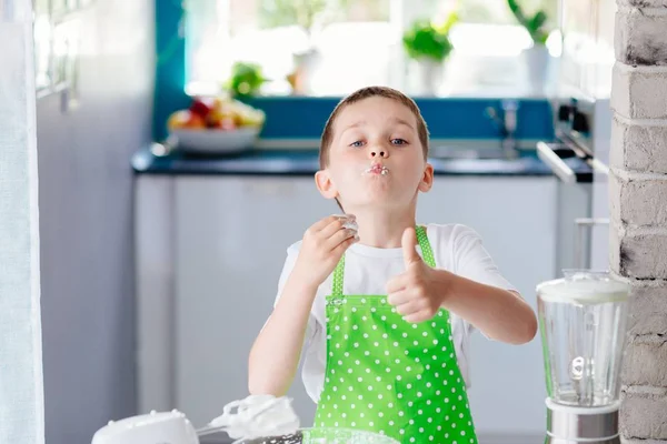 Ребенок готовит сладкий десерт и клубнику — стоковое фото