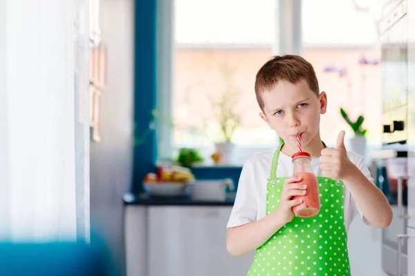Kind trinkt Erdbeer-Bananen-Cocktail — Stockfoto