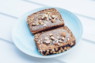 Bütün tahıl ekmeği sandviç bal ve badem ile