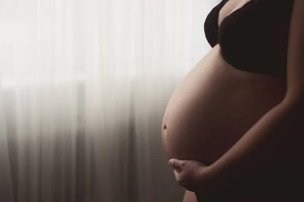 Avvicinamento sulla pancia della donna incinta — Foto Stock