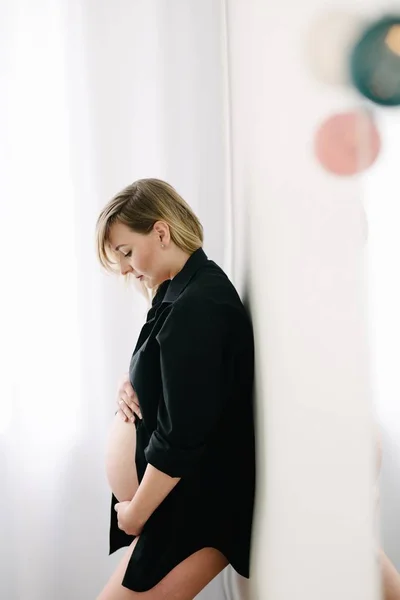 Pregnant woman in black shirt. — Stock Photo, Image