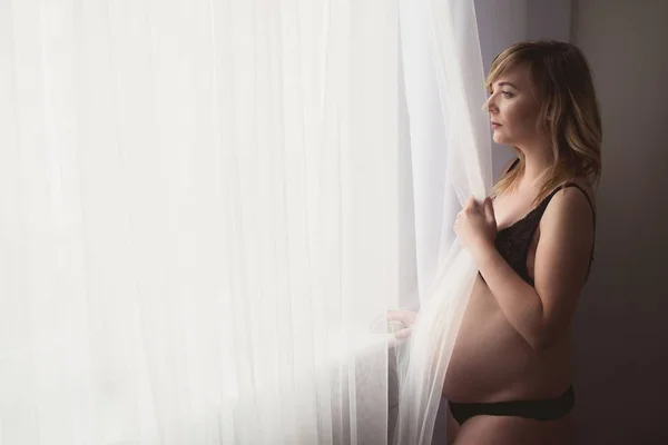 Femme enceinte en lingerie noire — Photo