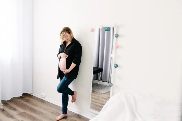Pregnant woman in black shirt. — Stock Photo, Image