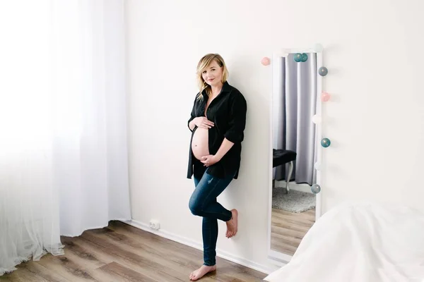 Gravid kvinna i svart tröja. — Stockfoto