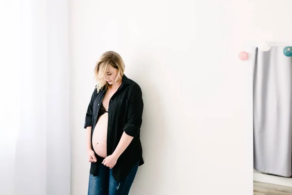 Pregnant woman in black shirt. — Stock Photo, Image
