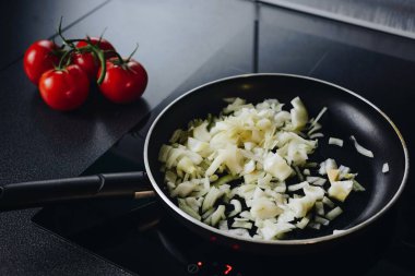 Zeytin yağı kızartma doğranmış soğan