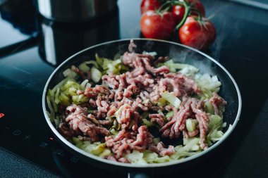 Zeytinyağı sebze ile kıyılmış domuz eti kızartma.