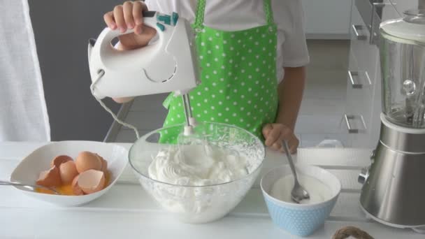 Vidéo au ralenti de crème de mélange pour enfant pour gâteau — Video