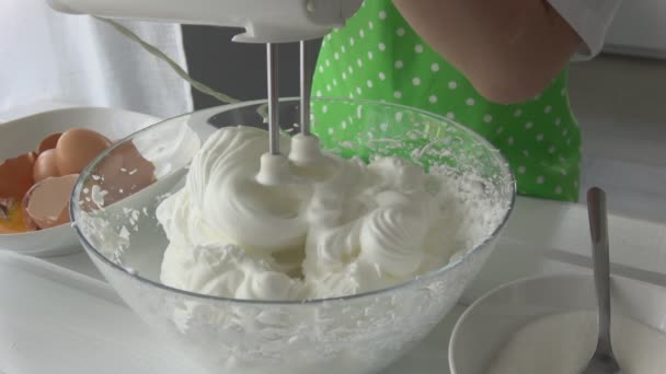 Vídeo em câmera lenta de creme de mistura infantil para bolo — Vídeo de Stock