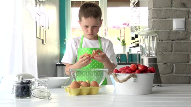 Kind scheidt het eiwit van de dooier. — Stockvideo