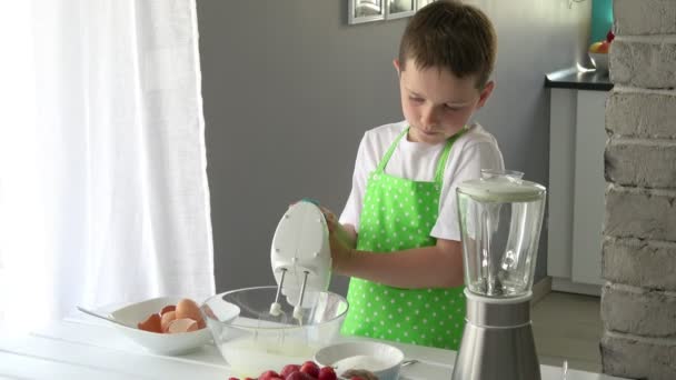 Child whipping egg whites — Stock Video