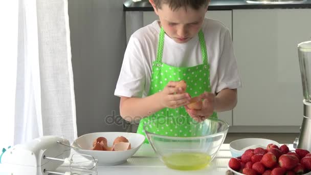 Kind scheidt het eiwit van de dooier. — Stockvideo