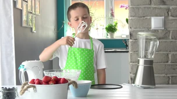 Child tasting cream from mixer stirrer. — Stock Video