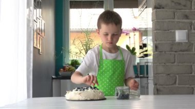 Pavlova beze yaban mersini ile dekorasyon çocuk