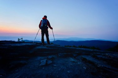 Üstünde tepe-in tepe doğa yürüyüşü ile adam turizm