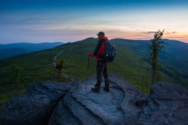 Üstünde tepe-in tepe doğa yürüyüşü ile adam turizm