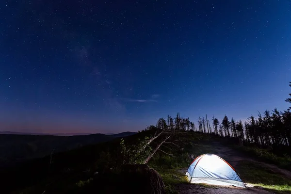 Solo tenda illuminata di notte nelle montagne polacche — Foto Stock