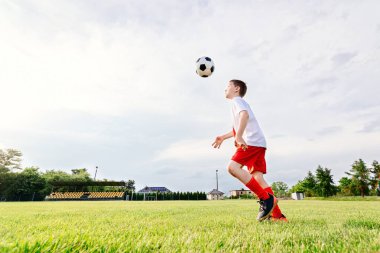 futbol oynayan 8 yaşında erkek çocuk