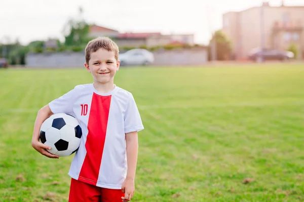 8 år gammal pojke barn hålla Fotboll boll — Stockfoto
