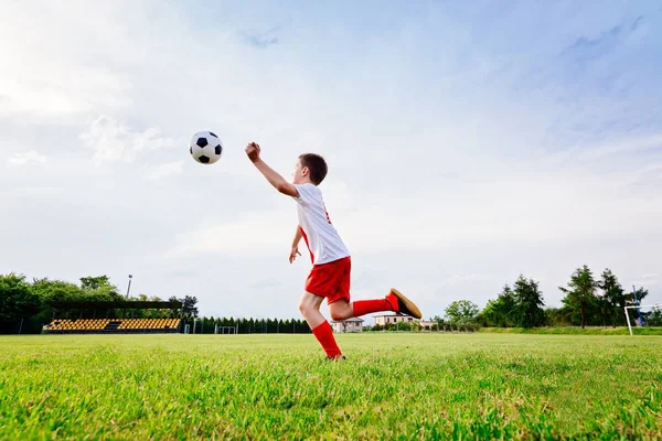 8 jaar oude jongenskind voetballen — Stockfoto