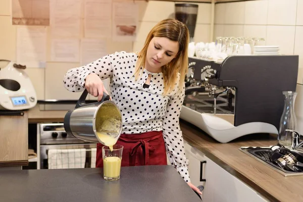 Woman, cafe worker pouring fresh pineapple fruit cocktail — Stock Photo, Image