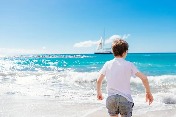 Enfant heureux jouant sur la plage . — Photo