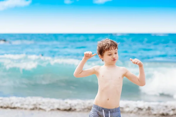 Sahilde küçük bir çocuk. Mutlu yaz tatillerini. — Stok fotoğraf