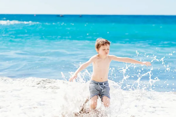 Petit garçon jouant à la plage. Joyeuses vacances d'été . — Photo