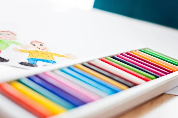 Färgglada pastellfärger olja kritor och barnens teckning — Stockfoto