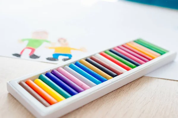 Цветные карандаши с пастельным маслом и детский рисунок — стоковое фото