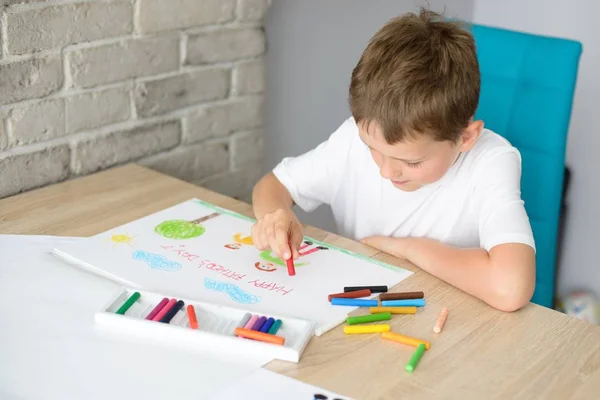 Barn ritar och gratulationskort för hans far — Stockfoto