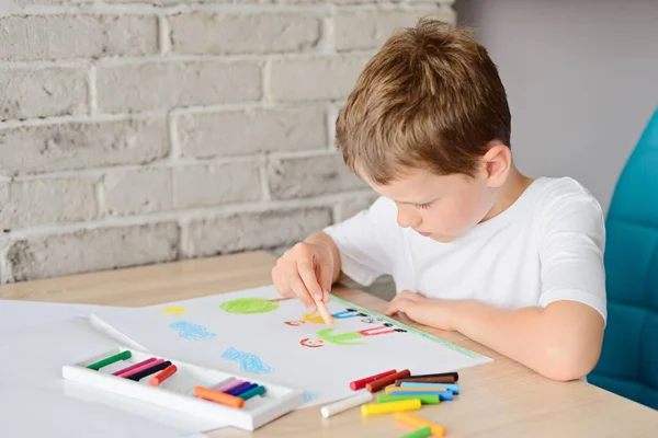 Niño dibuja un dibujo de feliz hijo y padre —  Fotos de Stock