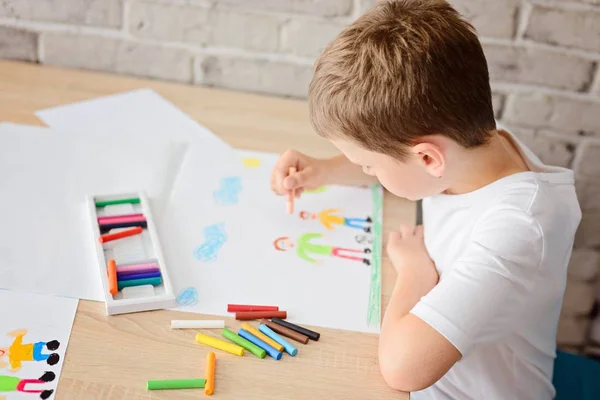 Niño dibuja un dibujo de feliz hijo y padre — Foto de Stock