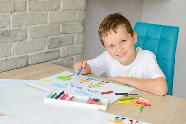 Feliz niño dibujando la tarjeta del día del padre con palabras polacas — Foto de Stock