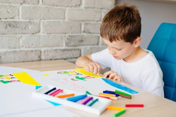 Niño dibuja pastel de aceite dibujo de la familia en la playa . — Foto de Stock