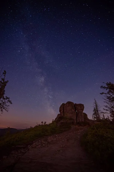 Notte stellata in montagna . — Foto Stock