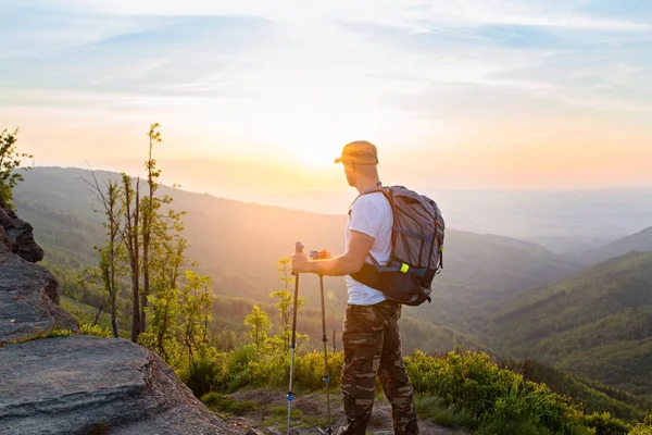 Man turist med vandringsstavar titta vackra soluppgången — Stockfoto