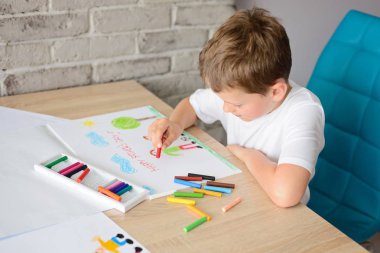 Baba için bir kart çizim çocuk