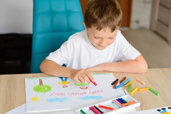 Дитина малює листівку для тата — стокове фото